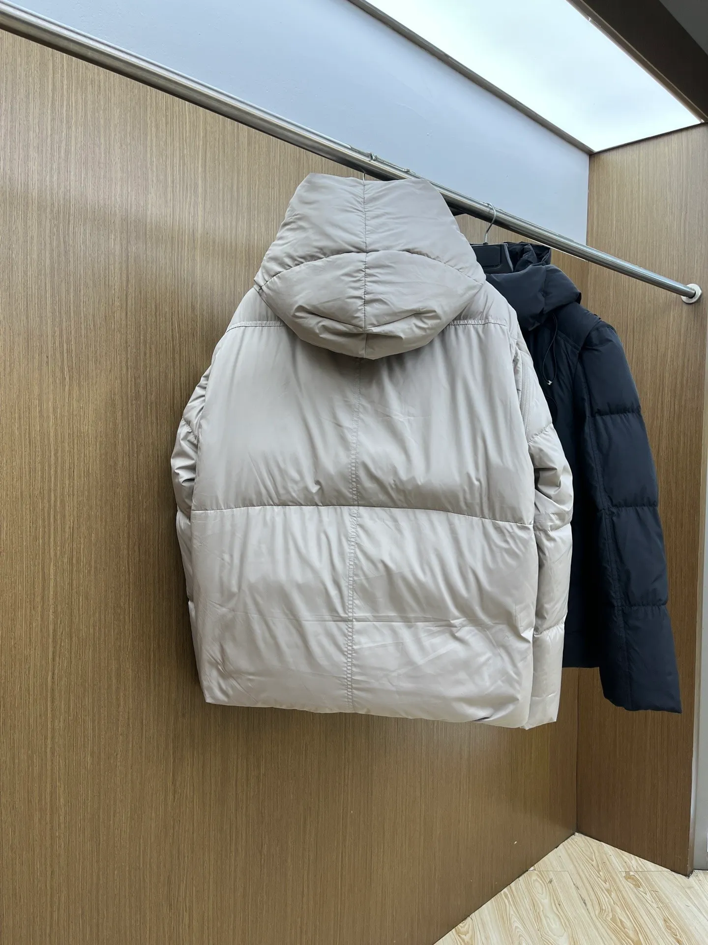 P1400 [Zhang Linghe’s latest top-grade down-filled Canada Goose model] Hooded, removable hood! The original custom-woven lightweight square technology three-proof fabric is windproof, rainproof and friction-proof. It is made of 400D gallbladder Zhengerbajing national standard 90 white duck down. When it is inserted inside, it will be more fluffy and temperature-locking. The whole piece can be stored and folded! ! The embroidered logo on the left chest is a topographic map of Canada, lifelike and perfectly restored. It is embroidered with high-density colored yarn using imported embroidery machines from Bai Lingda. In particular, the sleeves are detachable, making it especially suitable for areas with unstable climate. The washing and labeling are all based on the latest version, and the customized washing labels are equipped with laser anti-counterfeiting labels! ! And the position of the wash water mark is synchronized according to the 25-year new hidden design process. The wash water mark is all hidden inside and can be seen in the detailed picture. What you see is what you get! ! Color graphite gray, black Size xs s m L xl